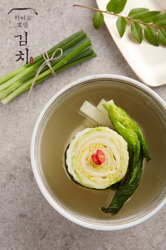 이번 롯데홈쇼핑 판매에서는 배추김치 7kg과 계절 김치인 백김치 2kg를 한 세트로 내놓았다. 가격은 6만 900원이다. ARS 연결 시 1000원을 할인해  5만 9900원에 구입할 수 있다. 워커힐 호텔 김치는 지난달 출시 당시 준비한 수량을 초과해 예비 물량까지 총 1만 3000 세트가 모두 판매되는 예상 밖 성공을 거뒀다. 워커힐 제공