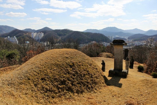 신립 장군 묘. 곤지바위엔 신립 장군과 관련한 전설이 있다.  이병학 선임기자