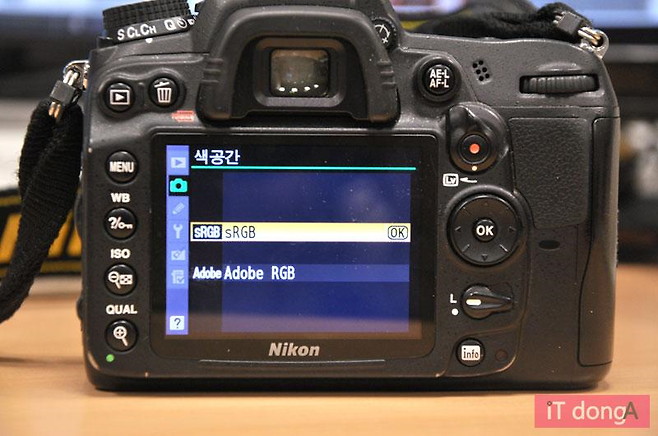 중급기 이상의 카메라는 사진 편집, 인쇄 작업 등에 대응해 Adobe RGB를 지원하기도 한다