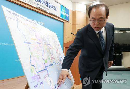 오거돈 "부산 동북아 해양수도 건설·신공항 가덕도 재추진" (부산=연합뉴스) 손형주 기자 = 오거돈 전 해양수산부 장관이 27일 오후 부산 연제구 부산시의회에서 부산시장 후보 출마를 선언하고 있다. 오 전 장관은 공약으로 부산의 동북아 해양수도 건설과 함께 동남권 신공항의 가덕도 재추진, 2030부산엑스포 북항 개최를 내세웠다. 2018.2.27 handbrother@yna.co.kr