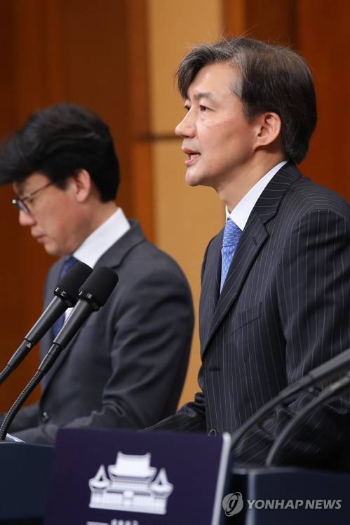 대통령 개헌안 3차 발표 (서울=연합뉴스) 김주성 기자 = 청와대 조국 민정수석이 22일 오전 청와대 춘추관에서 선거제도 개혁, 정부 형태, 사법제도, 헌법재판제도 등 문재인 대통령이 발의한 개헌안을 설명하고 있다. 왼쪽부터 진성준 정무기획비서관, 조국 민정수석.       utzza@yna.co.kr