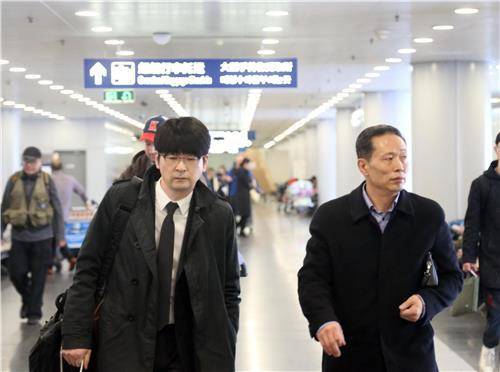 탁현민 청와대 선임 행정관 평양행 (베이징=연합뉴스) 김진방 특파원 = 우리 예술단의 평양공연 사전 점검을 위해 평양을 방문하는 탁현민 청와대 선임행정관이 22일 오후 북한 측 인사의 안내를 받아 평양행 고려항공 JS252편에 탑승하러 가고 있다. 2018.3.22