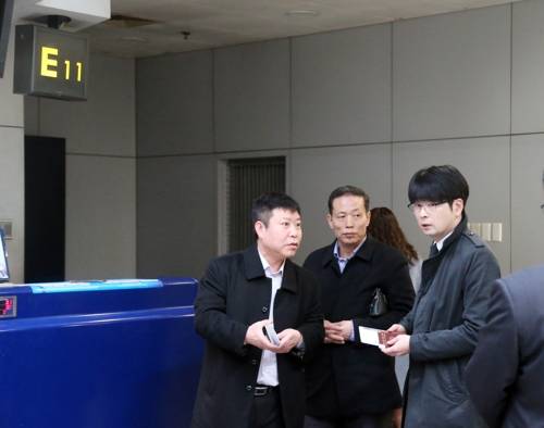 북한 고려항공 카운터에서 출국수속하는 탁현민 (베이징=연합뉴스) 김진방 특파원 = 우리 예술단의 평양공연 사전 점검을 위해 평양을 방문하는 탁현민 청와대 선임행정관이 22일 오후 중국 베이징 서우두 공항에서 북한 측 인사의 안내를 받아 평양행 고려항공 JS252편에 탑승 수속을 밟고 있다. 2018.3.22