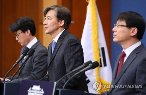 대통령 개헌안 3차 발표 (서울=연합뉴스) 김주성 기자 = 청와대 조국 민정수석(가운데)이 22일 오전 청와대 춘추관에서 선거제도 개혁, 정부 형태, 사법제도, 헌법재판제도 등 문재인 대통령이 발의한 개헌안을 설명하고 있다. 왼쪽부터 진성준 정무기획비서관, 조국 민정수석, 김형언 법무비서관.       utzza@yna.co.kr