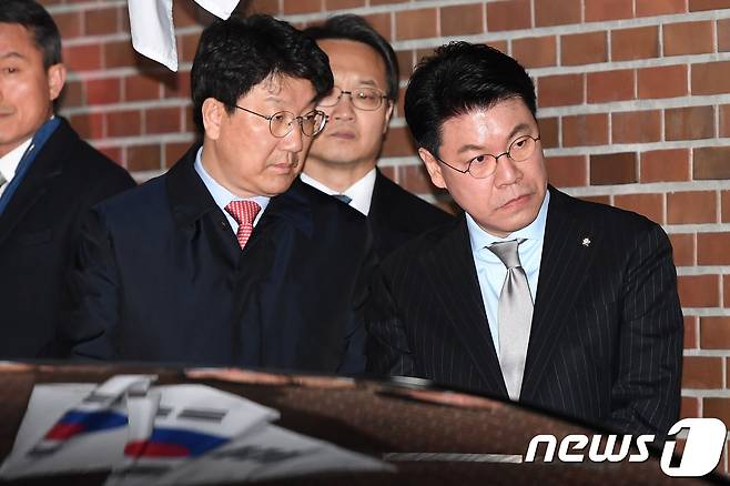 자유한국당 권성동, 장제원 의원이 22일 밤 서울 강남구 논현동 자택에서 뇌물수수 등의 혐의로 구속영장이 발부된 이명박 전 대통령의 압송 모습을 지켜보고 있다. 2018.3.23/뉴스1 © News1 이광호 기자