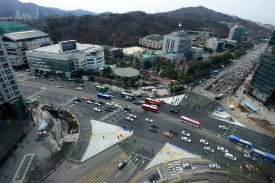 서울의 관문인 양재역 사거리 일대는 그 옛날 여행자가 말에게 죽을 먹이고 여장을 풀고 쉬던 말죽거리였다. 예나 지금이나 교통 요충지로 많은 사람으로 붐빈다.  김선규 기자 ufokim@