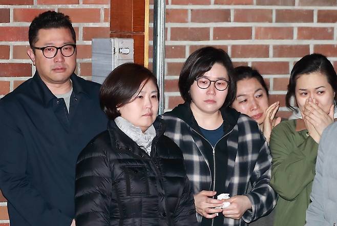 이명박 구속 배웅하는 가족들 - 23일 뇌물수수 혐의로 구속영장이 발부된 이명박 전 대통령이 서울 논현동 자택에서 서울동부구치소로 향하자 이 전 대통령의 아들 이시형씨를 비롯한 가족들이 눈물을 흘리고 있다. 왼쪽부터 아들 시형, 둘째 딸 승연, 첫째 딸 주연(오른쪽 두번째), 막내딸 수연(오른쪽 첫번째)씨. 2018.3.23 서울신문