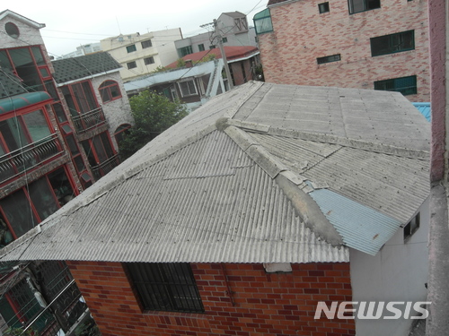【수원=뉴시스】김경호 기자= 경기 수원시가 슬레이트 지붕을 친환경 지붕으로 교체하는 것을 지원한다.