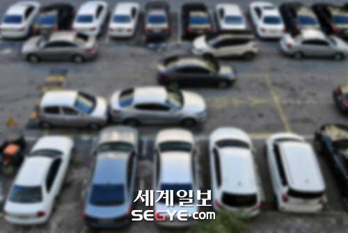 소방차는커녕 주차한 차들도 빠져나가기 어려워 보인다. 주차공간 부족이 원인이다.