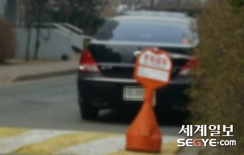 주차금지 표지가&nbsp;있지만 무색할 정도다.