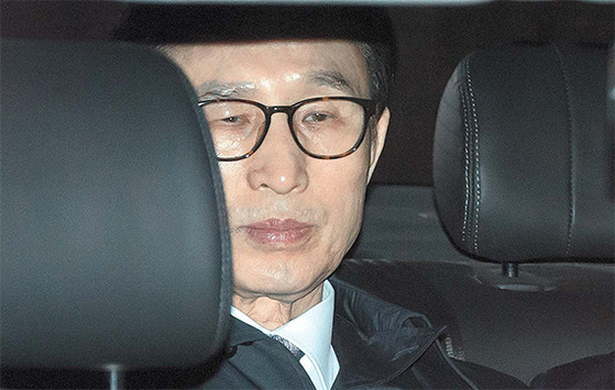 110억원대 뇌물수수, 350억원대 다스 횡령 등 혐의로 구속영장이 발부된 이명박 전 대통령이 23일 새벽 서울 논현동 자택을 출발해 서울동부구치소로 이동하고 있다. 최승식 기자
