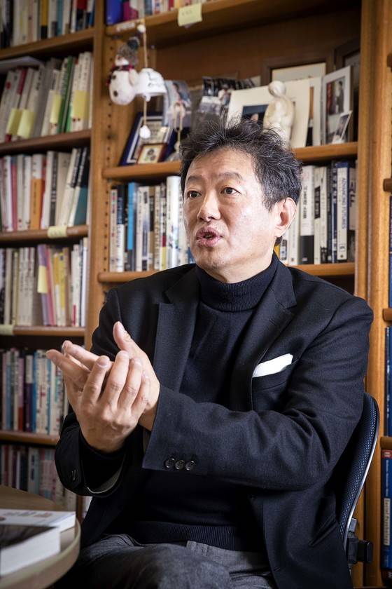 서울대 소비자학과 김난도 교수가 22일 오전 서울대학교에서 중앙일보와 인터뷰를 하고 있다.