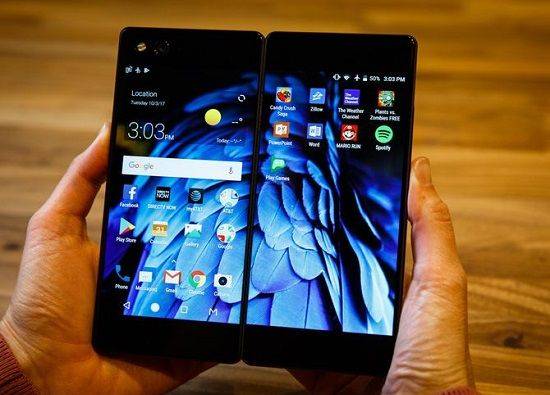 중국 ZTE가 17일 공개한 폴더블 스마트폰 '액손 M(Axon M)'을 펼친 모습.(사진=씨넷)