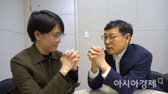 "나는 안 걸릴 것" 호언했지만, 인터뷰 진행 중 자연스럽게 설기문 박사의 유도대로 자세를 취하게 된 필자. 그리고 눈을 떠보니...