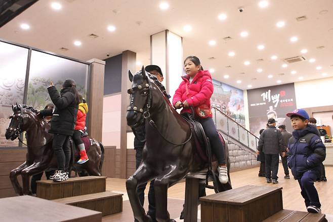 포토 존과 VR 체험 존 등이 마련된 백제군사박물관 호국관