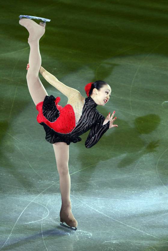 아사다 마오가 24일 일본 방송 TBS에 나와 은퇴 뒤 밤중에 감자칩ㆍ초콜릿ㆍ쿠키를 먹었던 얘기를 털어놨다. [중앙포토]