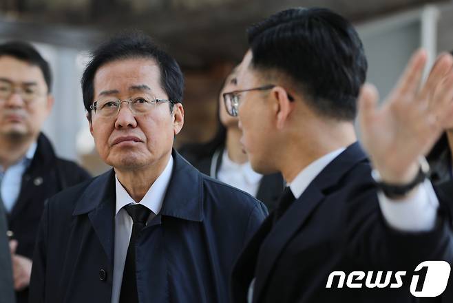 홍준표 자유한국당 대표 지난 23일 오후 경기도 평택시 포승읍 해군2함대사령부를 방문해 천안함 설명을 듣고 있다. 2018.3.23/뉴스1 © News1 오장환 기자