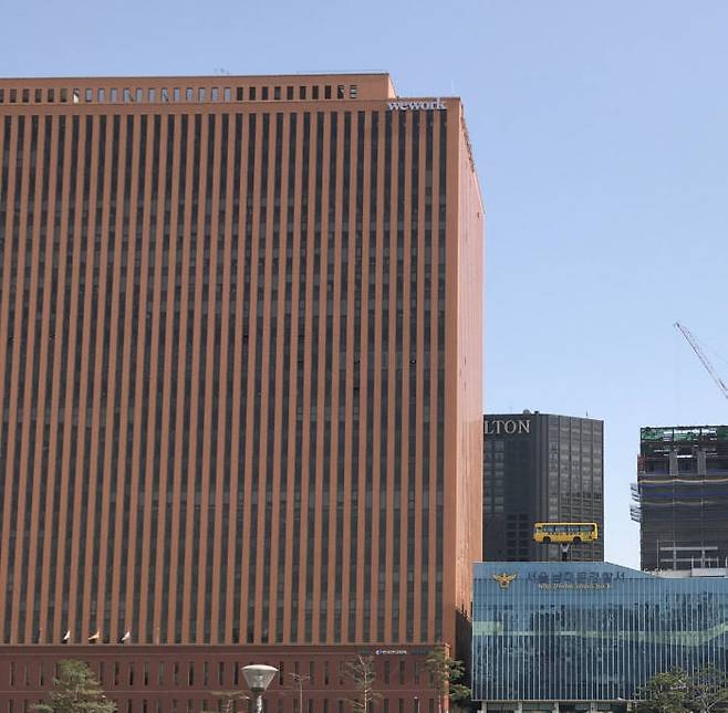 서울스퀘어 빌딩 간판이 'wework'로 바뀌었다.