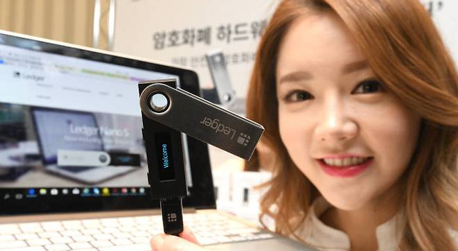 블록체인 기반의 가상화폐 하드웨어 지갑 '렛저 나노S(Ledger Nano S)'출시회가 27일 서울 중구 플라자호텔에서 열렸다. 렛저 나노S는 비트코인, 이더리움, 리플, 라이트코인, 스텔라 등 20개 이상 암호화폐의 안전 거래를 지원한다.