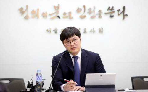 정봉주 전 의원으로부터 성추행을 당했다고 주장한 여성 A씨의 변호인인 하희봉 변호사가 26일 서울 서초동 서울지방변호사회관 대회의실에서 관련 내용에 대해 설명하고 있다.&nbsp;2차 피해를 방지하기 위해 A씨에 대한 사진 촬영 등은 허용되지 않았다. 뉴시스