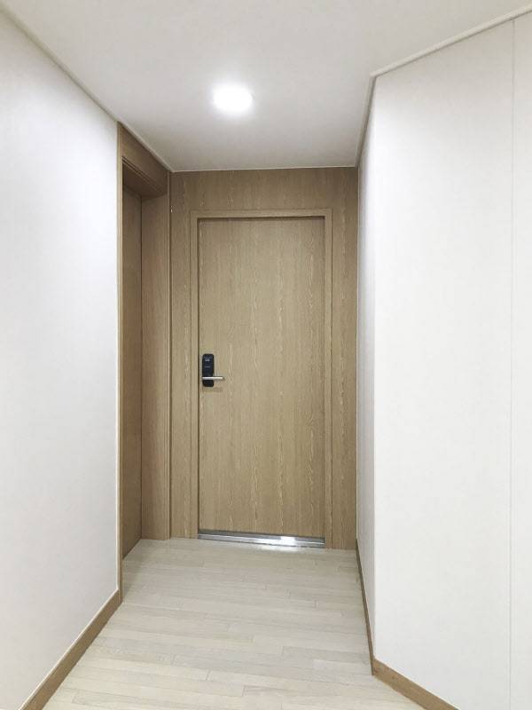 임대용 주택으로 들어가는 현관.  /얼론투게더 제공