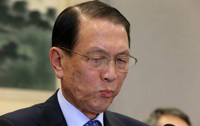 2014년 10월28일 오후 국회 운영위원회 회의실에서 열린 대통령비서실등에 대한 국정감사에 참석한 김기춘 당시 대통령 비서실장이 생각에 잠겨 있다. 김경호 선임기자 jijae@hani.co.kr