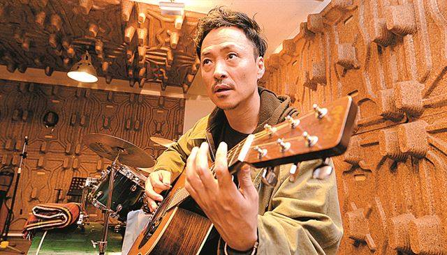 가수 강산에는 내달 북한 평양에서 열릴 공연 ‘봄이 온다’에서 기타를 메고 ‘...라구요’를 부를 예정이다.  한국일보 자료사진