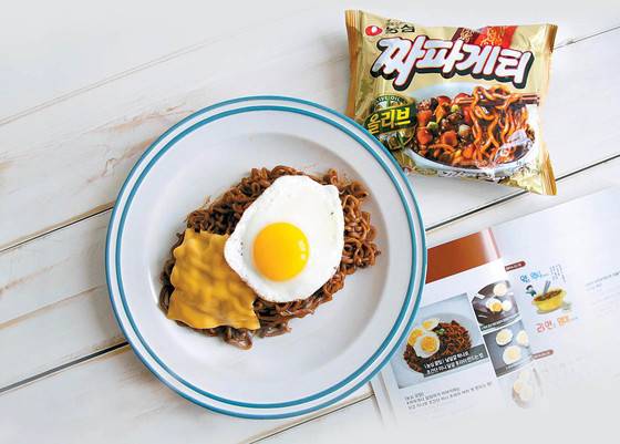 우리나라 짜장라면을 대표하는 짜파게티는 그냥 먹어도 맛있지만, 자신의 취향에 따라 몇 가지 재료를 추가하면 더 맛있는 짜파게티가 된 다. 대표적 레시피가 달걀과 치즈를 추가하면 음식점 메뉴 인 ‘짜치계(짜파게티+치즈+계란)’가 완성된다. [사진 농심]