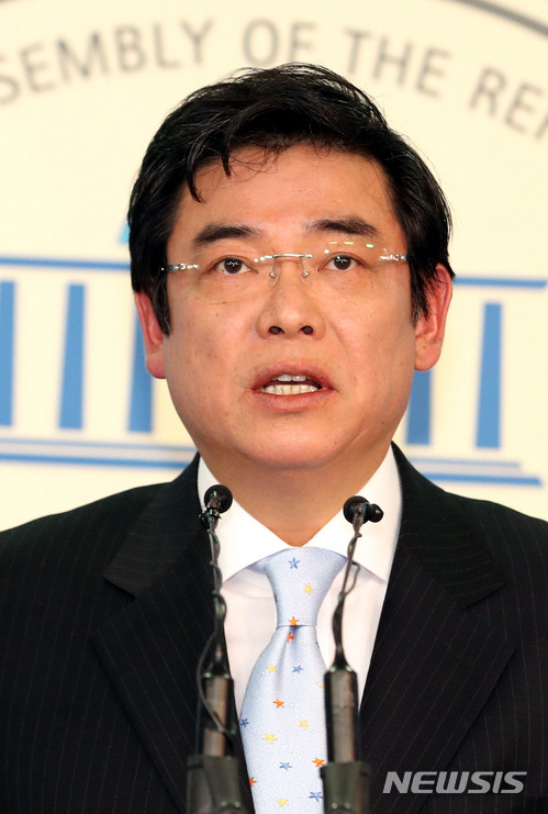 【서울=뉴시스】이종철 기자  = 홍지만 자유한국당 대변인이 11일 오후 서울 여의도 국회 정론관에서 현안관련 브리핑을 하고 있다. 2018.03.11.  jc4321@newsis.com