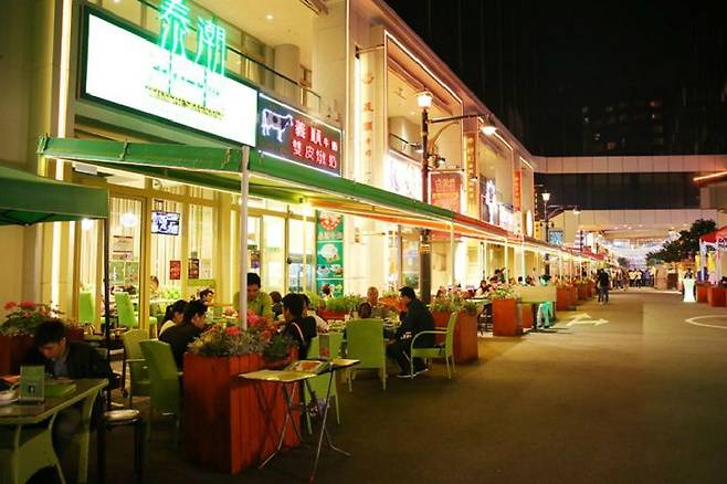 호텔 뒤편에 자리한 푸드 스트리트에서 홍콩·마카오의 유명한 요리들을 즐길 수 있다. (사진=스테이앤모어 제공)