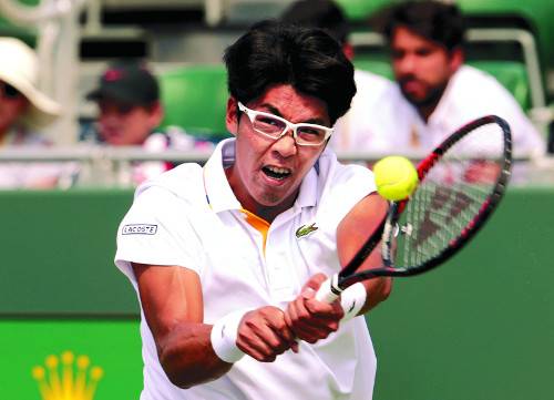 정현이 28일(한국시간) 미국 플로리다주 마이애미에서 열린 남자프로테니스 투어 마이애미 오픈 남자 단식 16강전 주앙 소자와의 경기에서 백핸드 리턴샷을 구사하고 있다. 이날 승리로 정현은 올 시즌 6개 대회 연속 8강 진출에 성공하며 세계랭킹 20위권 내 진입을 눈앞에 뒀다. AP뉴시스