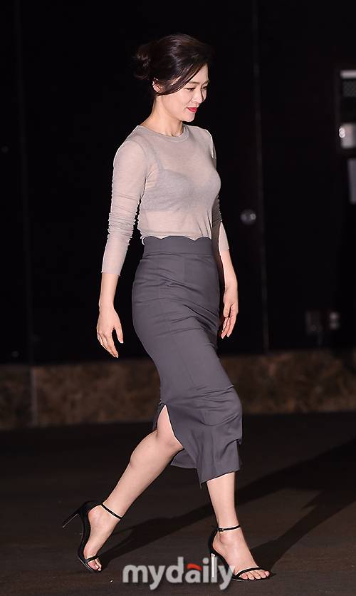 ▲ 김현주 '어둠 밝히는 백열등 미모'