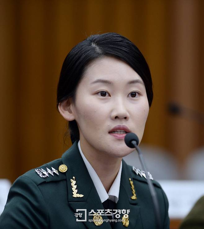 조여옥 전 청와대경호실 의무실 간호장교가 2016년 22일 국회에서 열린 박근혜 정부의 최순실 등 민간인에 의한 국정농단 의혹사건 진상규명을 위한 국정조사 5차 청문회에서 의원 질의에 답하고 있다.  / 강윤중 기자