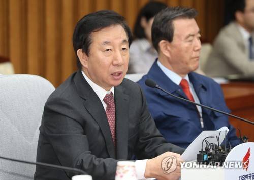 원내대책회의에서 발언하는 김성태 원내대표 (서울=연합뉴스) 김현태 기자 = 자유한국당 김성태 원내대표가 28일 오전 국회에서 열린 원내대책회의에서 발언하고 있다. 2018.3.28      mtkht@yna.co.kr