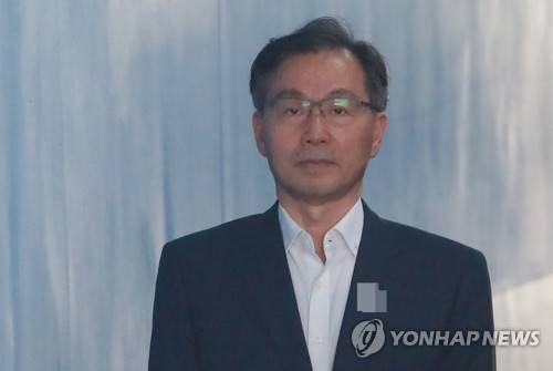 재판 출석하는 서천호 전 국정원 2차장 (서울=연합뉴스) 홍해인 기자 = 서천호 전 국정원 2차장이 '국정원 수사 방해' 사건 공판에 출석하기 위해 28일 오후 서울중앙지법 청사에 들어서고 있다. 2018.3.28      hihong@yna.co.kr