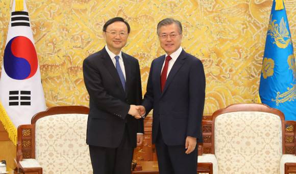 문재인 대통령이 30일 오후 청와대에서 시진핑 중국 국가주석의 특별대표 자격으로 방한한 양제츠 중국 외교담당 정치국 위원을 만나 악수하고 있다.(사진=연합뉴스)