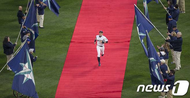 스즈키 이치로가 30일(한국시간) 시애틀에서 열린 클리블랜드 인디언스와의 홈 경기에서 관중들의 환호를 받으며 입장하고 있다. © AFP=News1