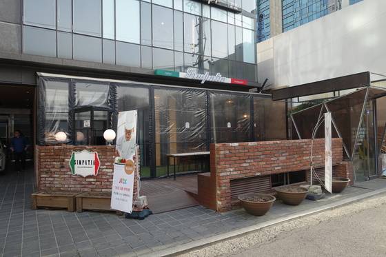 한상훈 셰프가 총주방장을 맡아 실질적으로 운영하는 이탈리안 레스토랑 ‘심빠띠아’ 입구. 심빠띠아는 호의·매력을 뜻하는 이탈리아 말이다.