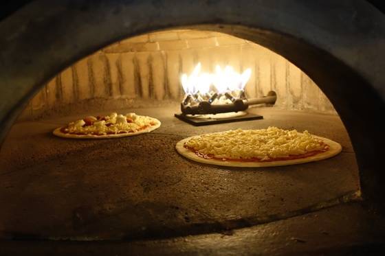 화덕에 갓 들어간 피자. 마르게리타(왼쪽)와 프로슈토 루콜라 피자를 만드는 과정이다.