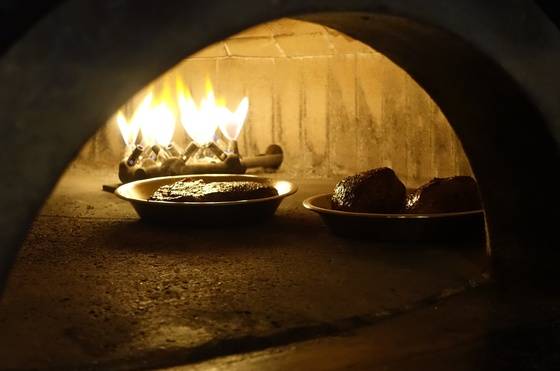 팬에서 초벌구이 한 꽃등심(왼쪽)과 안심 스테이크를 피자 화덕에서 재벌 굽고 있다. 오븐에서 구울 때보다 고기가 더 촉촉하게 익는다고 한다.