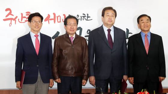 홍준표 자유한국당 대표는 30일 서울 여의도 당사에서 '사회주의 개헌저지 투쟁본부 위원장 임명장 수여식'을 갖고 위원장에 김무성 의원(오른쪽 둘째),이재오 상임고문(오른쪽),김문수 전 의원(왼쪽) 3명을 각각 임명했다. 변선구 기자