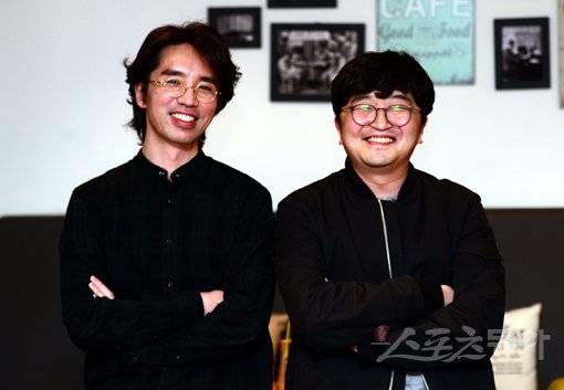 영화 ‘지금 만나러 갑니다’의 이장훈 감독(왼쪽)과 제작사인 영화사 무비락의 김재중 대표는 4년 전 인연이 닿아 작품을 완성했다.  준비하고 제작하는 데 시간이 오래 걸렸지만 “재미있고 따뜻한 영화를 만들자”는 목표 하나로 지금의 결과물을 만들어냈다. 김민성 기자 marineboy@donga.com
