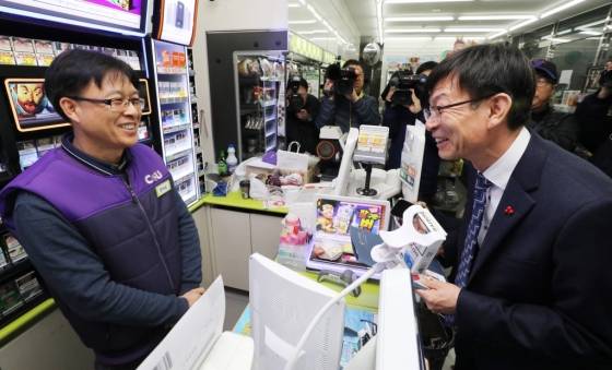 김상조 공정거래 위원장이 지난 1월17일 오후 세종 아름동의 한 상가에서 편의점 가맹점주에게 최저임근 상승으로 인한 애로사항을 듣고 있다.  /사진=뉴스1