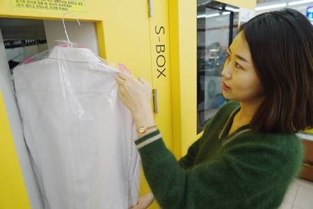 세븐일레븐 세탁 서비스를 이용 중인 고객의 모습 /사진제공=코리아세븐