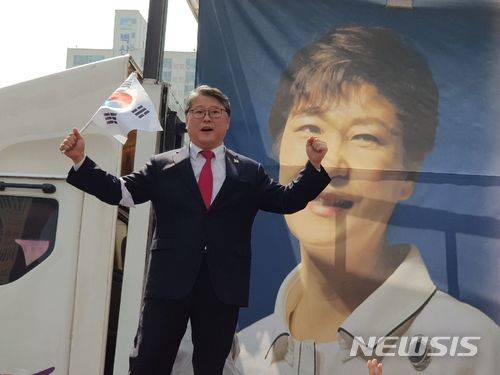 【대구=뉴시스】정창오 기자 = 조원진 대한애국당 대표가 31일 오후 대구시 달서구 두류동 7호 광장에서 열린 보수단체의 대규모 태극기집회에 참석하고 있다. 2018.03.31.   jco@newsis.com