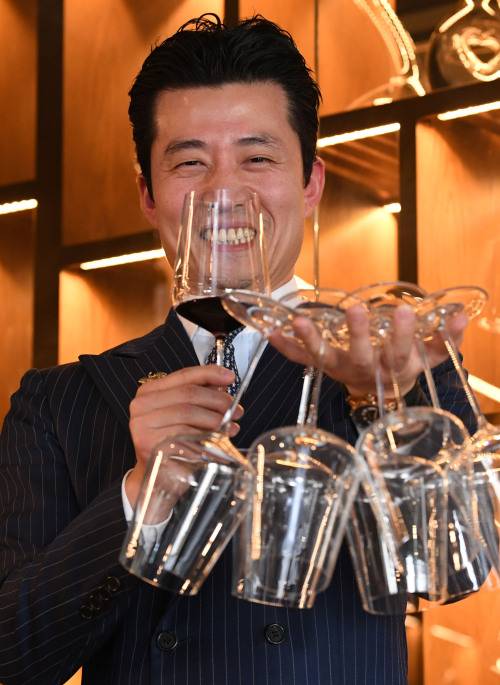 정하봉 JW메리어트동대문스퀘어서울 수석 소믈리에가 와인잔을 손가락 사이에 끼고 포즈를 취하고 있다. 그는 한손에 10개까지 끼울 수 있다고 한다. 이제원 기자