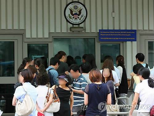 서울 광화문 미국 대사관 바깥에서 비자 인터뷰를 위해 줄지어 대기하는 모습. [연합뉴스]