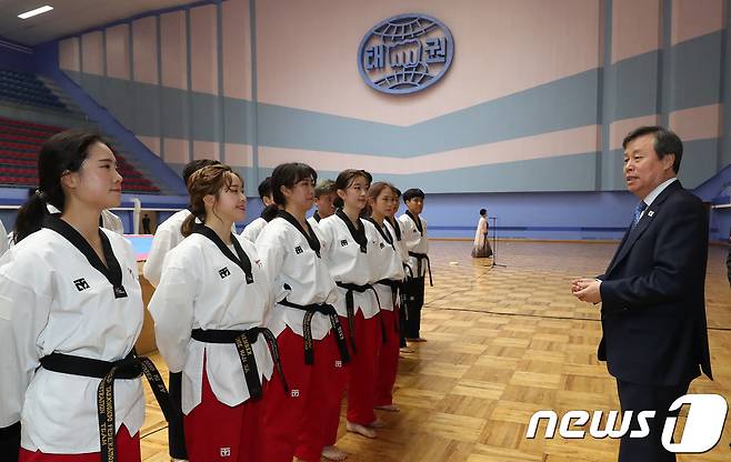 도종환 문화체육관광부 장관이 1일 오후 평양 태권도전당에서 남북평화 협력기원 남측 태권도시범단을 격려하고 있다. 2018.4.1/뉴스1 © News1 평양공연 사진공동취재단