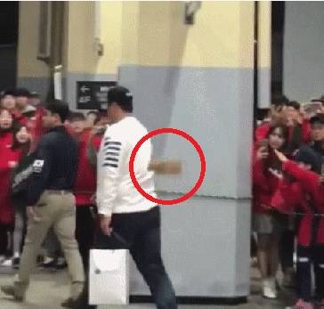 이대호가 치킨이 담긴 박스에 맞는 장면. 온라인 커뮤니티 영상 캡쳐