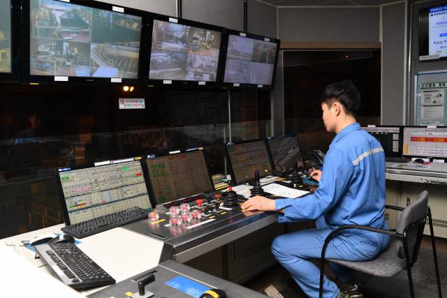 14일 전남 광양시 포스코 후판공장에서 포스코 관계자가 후판용 슬라브를 압연 과정을 살펴보고 있다./사진제공=포스코